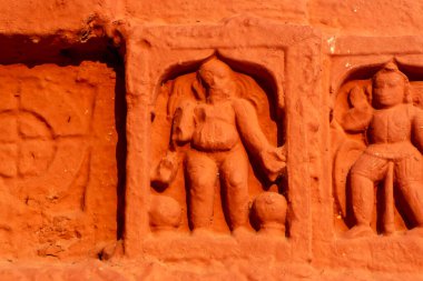 Kırmızı tuğla mimarisi, o dönemin sosyal sistemi, kültürü ve medeniyetinin filizlendiği tapınağın dış duvarlarında açıkça görülüyor. Şu anda, resimler neredeyse yok olmuş durumda..