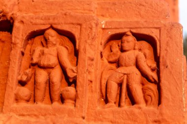 Kırmızı tuğla mimarisi, o dönemin sosyal sistemi, kültürü ve medeniyetinin filizlendiği tapınağın dış duvarlarında açıkça görülüyor. Şu anda, resimler neredeyse yok olmuş durumda..