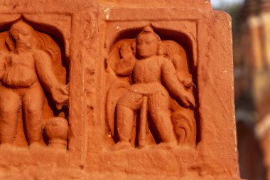 Kırmızı tuğla mimarisi, o dönemin sosyal sistemi, kültürü ve medeniyetinin filizlendiği tapınağın dış duvarlarında açıkça görülüyor. Şu anda, resimler neredeyse yok olmuş durumda..