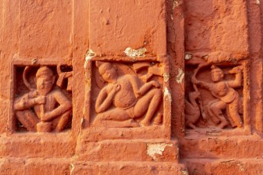 Kırmızı tuğla mimarisi, o dönemin sosyal sistemi, kültürü ve medeniyetinin filizlendiği tapınağın dış duvarlarında açıkça görülüyor. Şu anda, resimler neredeyse yok olmuş durumda..
