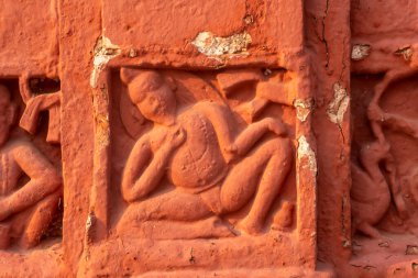 Kırmızı tuğla mimarisi, o dönemin sosyal sistemi, kültürü ve medeniyetinin filizlendiği tapınağın dış duvarlarında açıkça görülüyor. Şu anda, resimler neredeyse yok olmuş durumda..