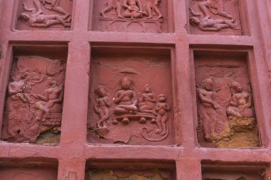 Kırmızı tuğla mimarisi, o dönemin sosyal sistemi, kültürü ve medeniyetinin filizlendiği tapınağın dış duvarlarında açıkça görülüyor. Şu anda, resimler neredeyse yok olmuş durumda..