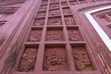 Kırmızı tuğla mimarisi, o dönemin sosyal sistemi, kültürü ve medeniyetinin filizlendiği tapınağın dış duvarlarında açıkça görülüyor. Şu anda, resimler neredeyse yok olmuş durumda..