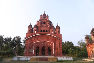 Somra Bazar Anandamayi Tapınağı 1813 yılında kuruldu. Tapınak duvarlarındaki terracotta sanatından ve dönemin sosyal sisteminden bahsedilmektedir. Bu tapınak Bireshwar Mustifi tarafından kuruldu..