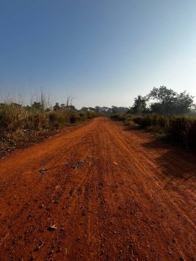 Köyde çok eski bir yol, kırmızı bir kil yol.