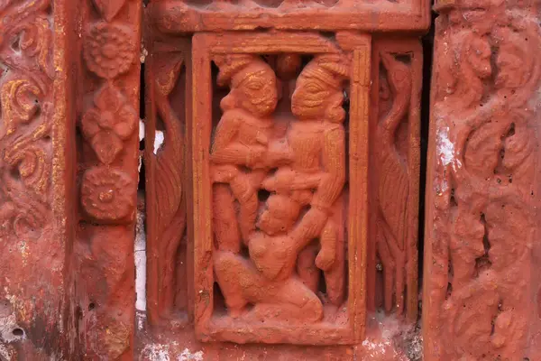 Kırmızı tuğla mimarisi, o dönemin sosyal sistemi, kültürü ve medeniyetinin filizlendiği tapınağın dış duvarlarında açıkça görülüyor. Şu anda, resimler neredeyse yok olmuş durumda..