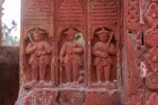 Kırmızı tuğla mimarisi, o dönemin sosyal sistemi, kültürü ve medeniyetinin filizlendiği tapınağın dış duvarlarında açıkça görülüyor. Şu anda, resimler neredeyse yok olmuş durumda..