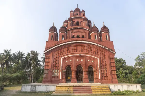 Somra Bazar Anandamayi Tapınağı 1813 yılında kuruldu. Tapınak duvarlarındaki terracotta sanatından ve dönemin sosyal sisteminden bahsedilmektedir. Bu tapınak Bireshwar Mustifi tarafından kuruldu..