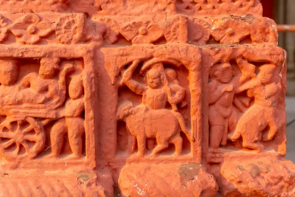 Kırmızı tuğla mimarisi, o dönemin sosyal sistemi, kültürü ve medeniyetinin filizlendiği tapınağın dış duvarlarında açıkça görülüyor. Şu anda, resimler neredeyse yok olmuş durumda..