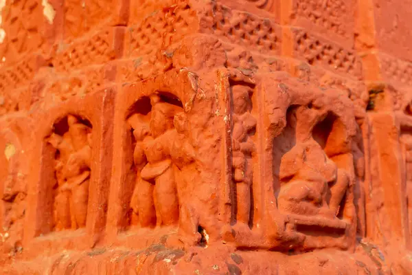 Kırmızı tuğla mimarisi, o dönemin sosyal sistemi, kültürü ve medeniyetinin filizlendiği tapınağın dış duvarlarında açıkça görülüyor. Şu anda, resimler neredeyse yok olmuş durumda..
