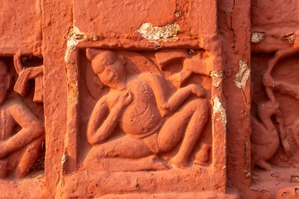 Kırmızı tuğla mimarisi, o dönemin sosyal sistemi, kültürü ve medeniyetinin filizlendiği tapınağın dış duvarlarında açıkça görülüyor. Şu anda, resimler neredeyse yok olmuş durumda..