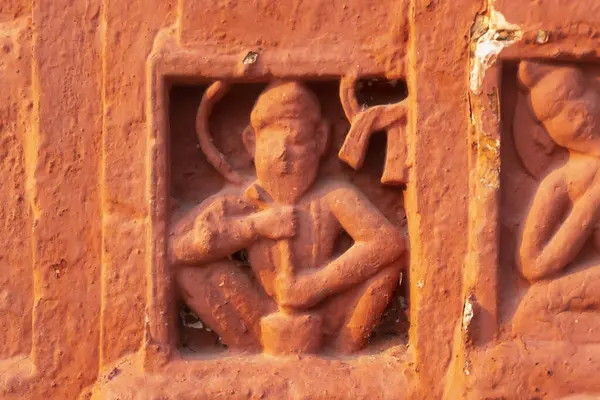 Kırmızı tuğla mimarisi, o dönemin sosyal sistemi, kültürü ve medeniyetinin filizlendiği tapınağın dış duvarlarında açıkça görülüyor. Şu anda, resimler neredeyse yok olmuş durumda..