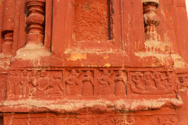 Kırmızı tuğla mimarisi, o dönemin sosyal sistemi, kültürü ve medeniyetinin filizlendiği tapınağın dış duvarlarında açıkça görülüyor. Şu anda, resimler neredeyse yok olmuş durumda..