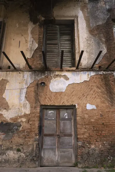 Terk edilmiş bir ev sahibinin evi harabeye dönmüş..