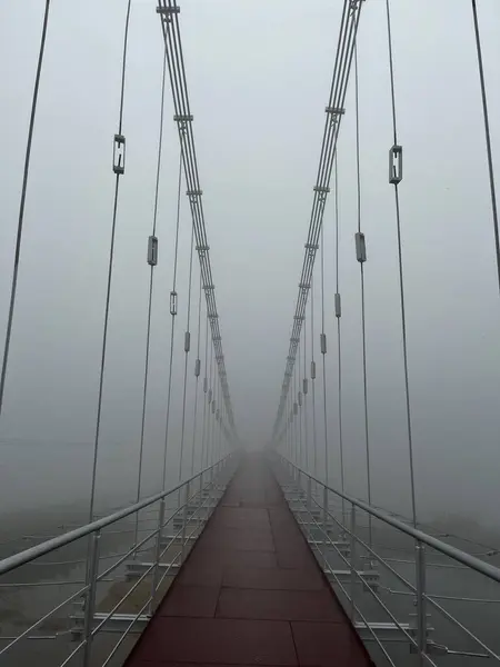 Uçsuz bucaksız, ıssız, sisli demir bir köprü..