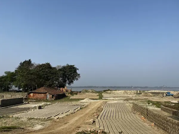 Geniş alanlarda tuğlalar yapılıyor..