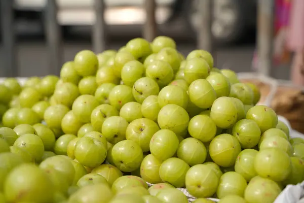 Amla meyvesi satılıyor..