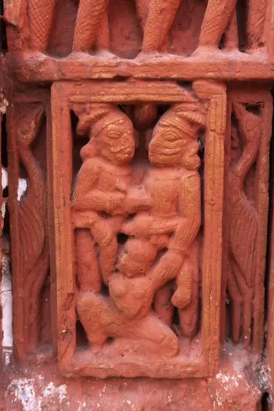 Kırmızı tuğla mimarisi, o dönemin sosyal sistemi, kültürü ve medeniyetinin filizlendiği tapınağın dış duvarlarında açıkça görülüyor. Şu anda, resimler neredeyse yok olmuş durumda..