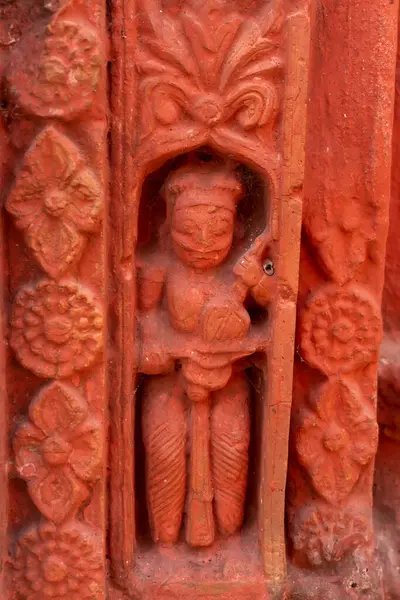 Kırmızı tuğla mimarisi, o dönemin sosyal sistemi, kültürü ve medeniyetinin filizlendiği tapınağın dış duvarlarında açıkça görülüyor. Şu anda, resimler neredeyse yok olmuş durumda..