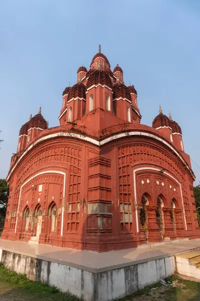 Somra Bazar Anandamayi Tapınağı 1813 yılında kuruldu. Tapınak duvarlarındaki terracotta sanatından ve dönemin sosyal sisteminden bahsedilmektedir. Bu tapınak Bireshwar Mustifi tarafından kuruldu..
