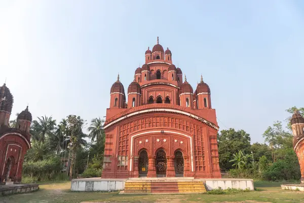 Somra Bazar Anandamayi Tapınağı 1813 yılında kuruldu. Tapınak duvarlarındaki terracotta sanatından ve dönemin sosyal sisteminden bahsedilmektedir. Bu tapınak Bireshwar Mustifi tarafından kuruldu..
