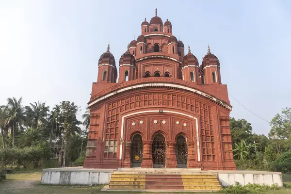Somra Bazar Anandamayi Tapınağı 1813 yılında kuruldu. Tapınak duvarlarındaki terracotta sanatından ve dönemin sosyal sisteminden bahsedilmektedir. Bu tapınak Bireshwar Mustifi tarafından kuruldu..