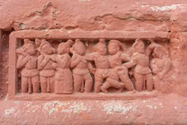 Kırmızı tuğla mimarisi, o dönemin sosyal sistemi, kültürü ve medeniyetinin filizlendiği tapınağın dış duvarlarında açıkça görülüyor. Şu anda, resimler neredeyse yok olmuş durumda..
