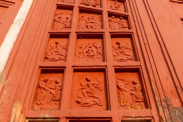 Kırmızı tuğla mimarisi, o dönemin sosyal sistemi, kültürü ve medeniyetinin filizlendiği tapınağın dış duvarlarında açıkça görülüyor. Şu anda, resimler neredeyse yok olmuş durumda..