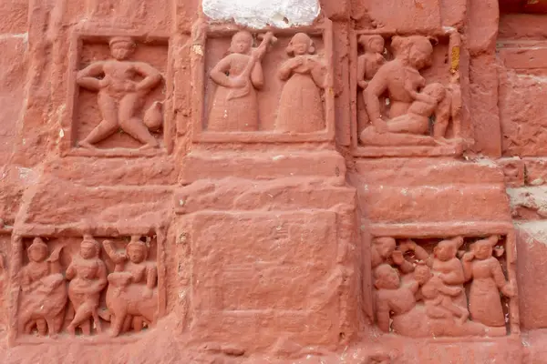 Kırmızı tuğla mimarisi, o dönemin sosyal sistemi, kültürü ve medeniyetinin filizlendiği tapınağın dış duvarlarında açıkça görülüyor. Şu anda, resimler neredeyse yok olmuş durumda..