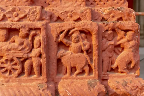 Kırmızı tuğla mimarisi, o dönemin sosyal sistemi, kültürü ve medeniyetinin filizlendiği tapınağın dış duvarlarında açıkça görülüyor. Şu anda, resimler neredeyse yok olmuş durumda..