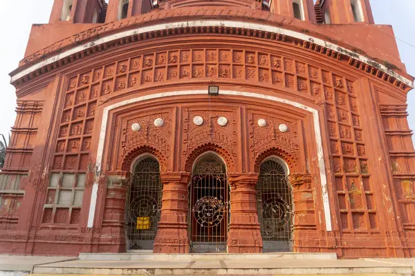 Somra Bazar Anandamayi Tapınağı 1813 yılında kuruldu. Tapınak duvarlarındaki terracotta sanatından ve dönemin sosyal sisteminden bahsedilmektedir. Bu tapınak Bireshwar Mustifi tarafından kuruldu..