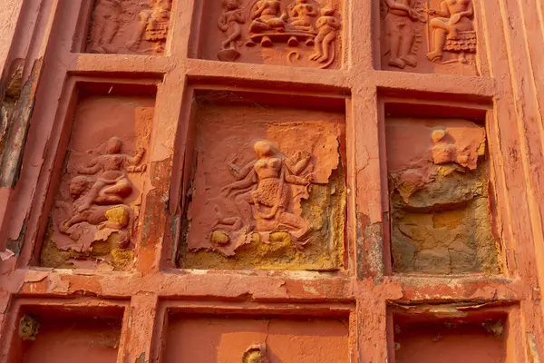 Kırmızı tuğla mimarisi, o dönemin sosyal sistemi, kültürü ve medeniyetinin filizlendiği tapınağın dış duvarlarında açıkça görülüyor. Şu anda, resimler neredeyse yok olmuş durumda..