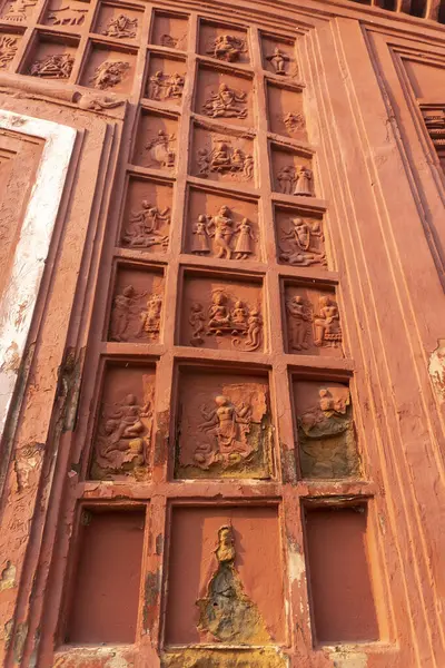 Kırmızı tuğla mimarisi, o dönemin sosyal sistemi, kültürü ve medeniyetinin filizlendiği tapınağın dış duvarlarında açıkça görülüyor. Şu anda, resimler neredeyse yok olmuş durumda..