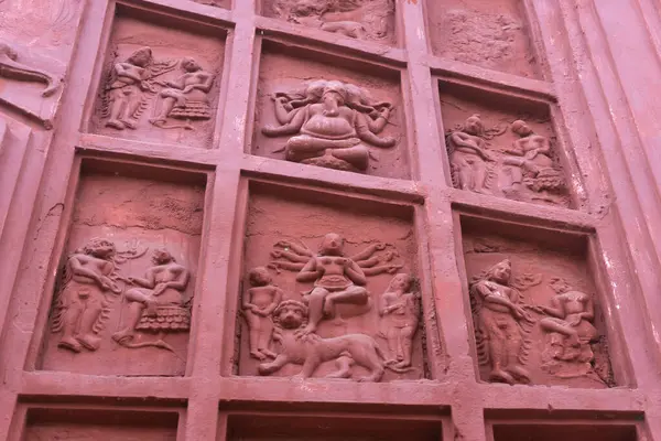 Kırmızı tuğla mimarisi, o dönemin sosyal sistemi, kültürü ve medeniyetinin filizlendiği tapınağın dış duvarlarında açıkça görülüyor. Şu anda, resimler neredeyse yok olmuş durumda..