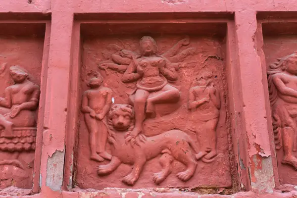 Kırmızı tuğla mimarisi, o dönemin sosyal sistemi, kültürü ve medeniyetinin filizlendiği tapınağın dış duvarlarında açıkça görülüyor. Şu anda, resimler neredeyse yok olmuş durumda..