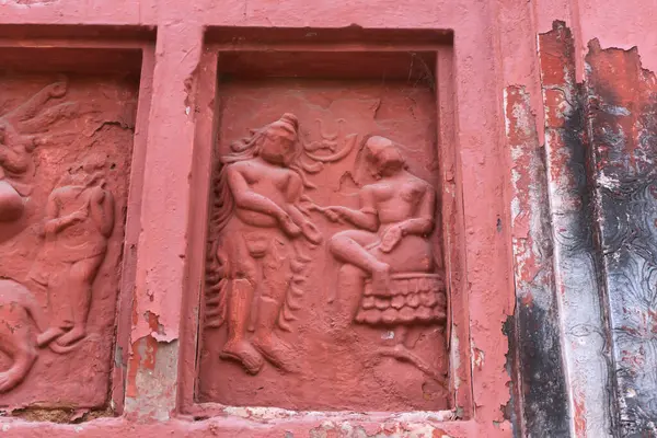 Kırmızı tuğla mimarisi, o dönemin sosyal sistemi, kültürü ve medeniyetinin filizlendiği tapınağın dış duvarlarında açıkça görülüyor. Şu anda, resimler neredeyse yok olmuş durumda..