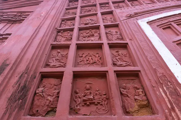 Kırmızı tuğla mimarisi, o dönemin sosyal sistemi, kültürü ve medeniyetinin filizlendiği tapınağın dış duvarlarında açıkça görülüyor. Şu anda, resimler neredeyse yok olmuş durumda..
