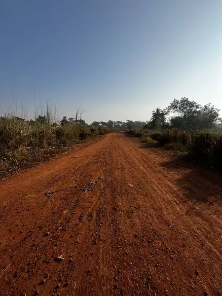 Köyde çok eski bir yol, kırmızı bir kil yol.