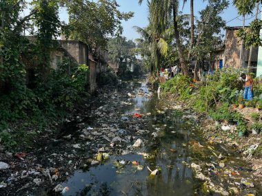 Saraswati Nehri, bir zamanlar nehirde yüzen tekneler vardı ama şimdi insan atıkları yüzünden kanalizasyon haline geldi..