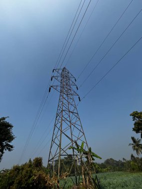 Tepemizden yüksek voltajlı elektrik kabloları geçiyor..