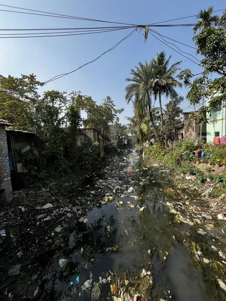 Saraswati Nehri, bir zamanlar nehirde yüzen tekneler vardı ama şimdi insan atıkları yüzünden kanalizasyon haline geldi..