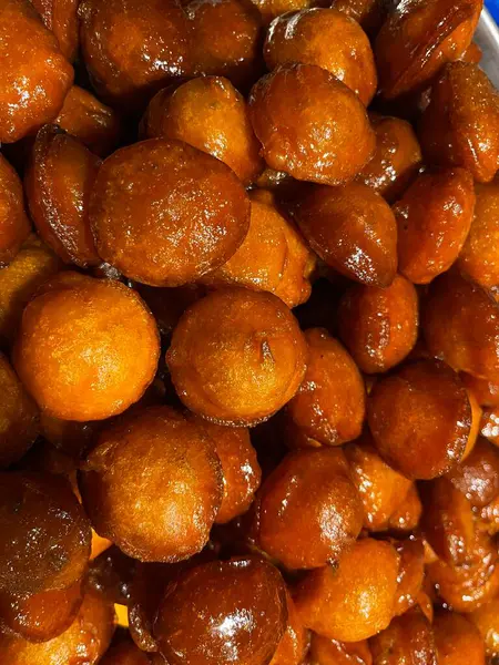 Yemeklerin adı Malpoa, tatlı bir yemek, genellikle Batı Bengal 'deki fuarlarda bulunur..