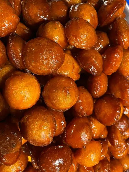 Yemeklerin adı Malpoa, tatlı bir yemek, genellikle Batı Bengal 'deki fuarlarda bulunur..