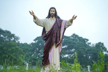 Efendi İsa 'nın öğretisinin bir heykeli Bandel Kilisesi' nin içinde bulunmaktadır..