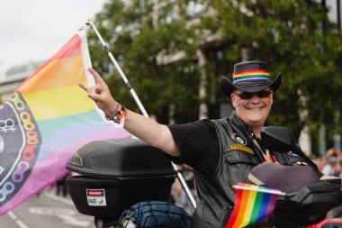 Londra, İngiltere. 02 Temmuz 2022. Londra 'da Gurur Geçidi. Yüksek kalite fotoğraf. İnsanlar yürüyüp geçit törenini izliyor..
