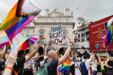 Londra, İngiltere. 02 Temmuz 2022. Londra 'da Gurur Geçidi. Yüksek kalite fotoğraf. İnsanlar yürüyüp geçit törenini izliyor..