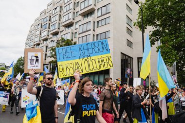 Londra, İngiltere. 02 Temmuz 2022. Londra 'da Gurur Geçidi. Yüksek kalite fotoğraf. İnsanlar yürüyüp geçit törenini izliyor..