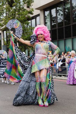 Londra, İngiltere. 02 Temmuz 2022. Londra 'da Gurur Geçidi. Yüksek kalite fotoğraf. İnsanlar yürüyüp geçit törenini izliyor..