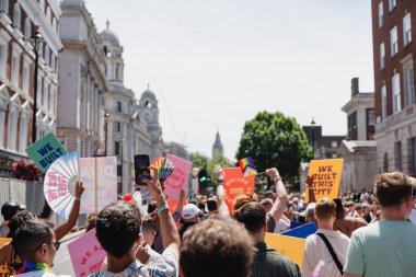 Londra, İngiltere. 29 Haziran 2024. Londra 'da Gurur Geçidi. İnsanlar yürüyüp geçit törenini izliyor..