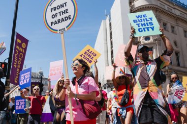 Londra, İngiltere. 29 Haziran 2024. Londra 'da Gurur Geçidi. İnsanlar yürüyüp geçit törenini izliyor..